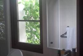 bathroom with toilet, wastafel and hot/cold shower