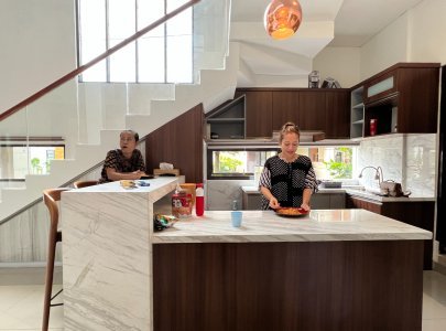 Kosan Elit Nuansa Villa Tropis Modern Dengan View Gunung Dekat Pusat Kota