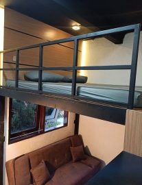 Kamar Tidur dengan Sofa Bed dan Mezanin