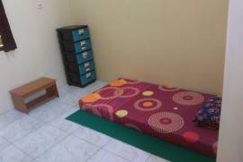 Kamar ukuran 3x3 isian (kasur, bantal, karpet, lemari susun, meja belajar)