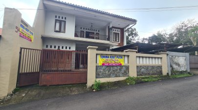 KOST PUTRI * RUMAH KARUMA*  DEKAT UNDIP  POLTEKKES POLINES SEMARANG