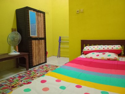 Fasilitas kamar : kasur busa, tempat kasur, sprei, bantal, guling,korden, kipas angin, meja kayu, lemari baju, tikar kartun, jemuran handuk,tempat sampah kecil