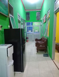 Fasum: Tv, kulkas 2 pintu, pemanas air hot cool, tempat duduk kursi tamu, sapu, wiffi sakpuase, listrik sakpuase, CCTV, Dapur mini, Tempat cuci piring, rak piring gelas, perabot memasak panci, wajan penggorengan, sutil, kompor gas, gas melon