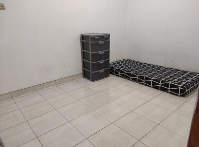 KOST AC DAN NON AC LOKASI STRATEGIS PINGGIR JALAN RAYA JEMBATAN 5