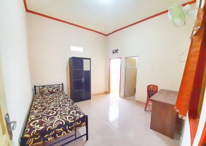 Kamar kost (lemari, springbed, kipas angin, meja dan kursi)