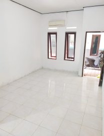 Hokky kost kosongan Tukad Badung Utama (pinggir jalan besar)