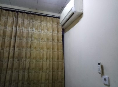 Kost AC dekat pusat perdagangan